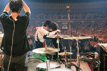 抱き合う野田洋次郎と藤原基央。（撮影：太田好治）