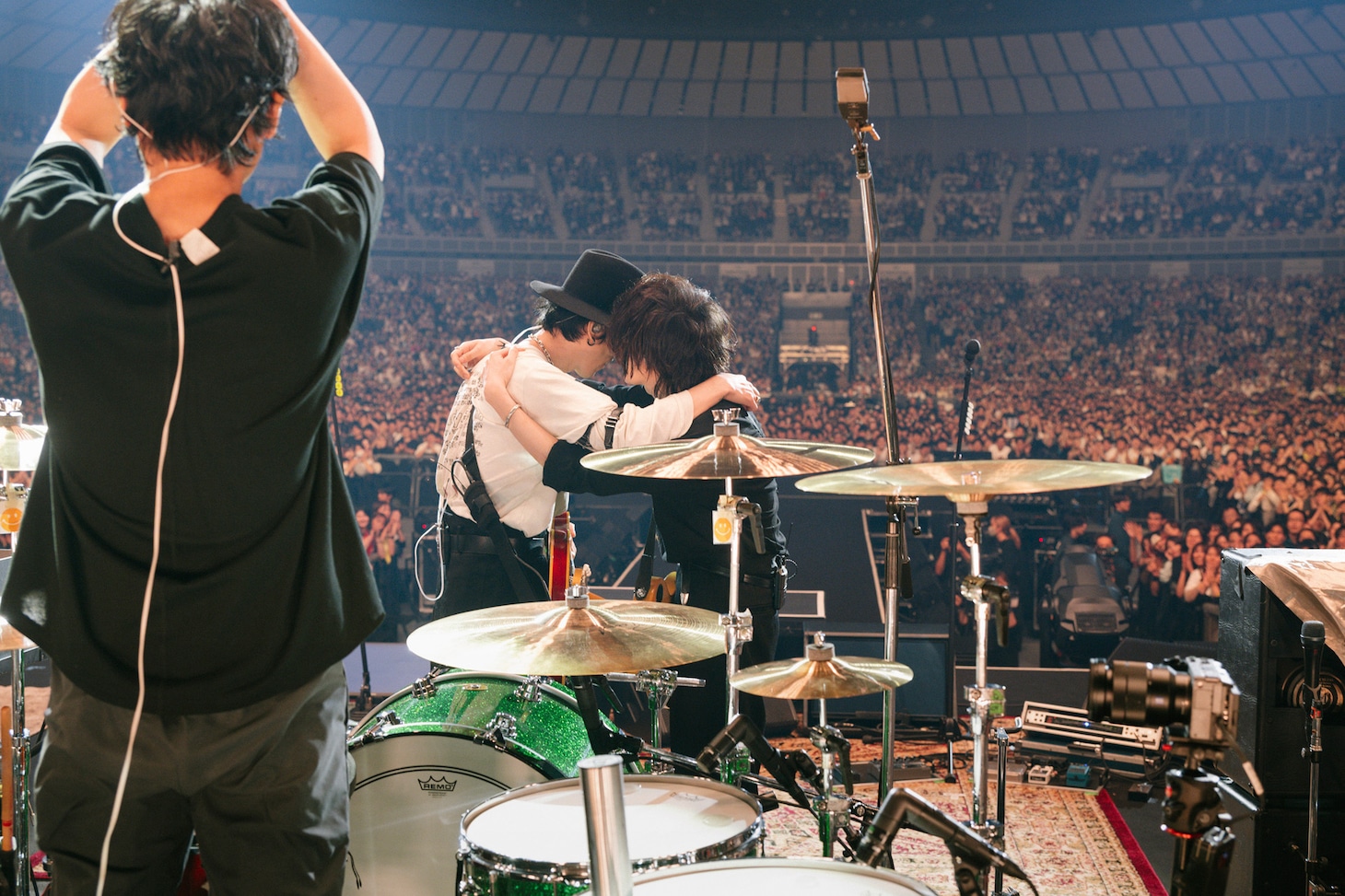 抱き合う野田洋次郎と藤原基央。（撮影：太田好治）
