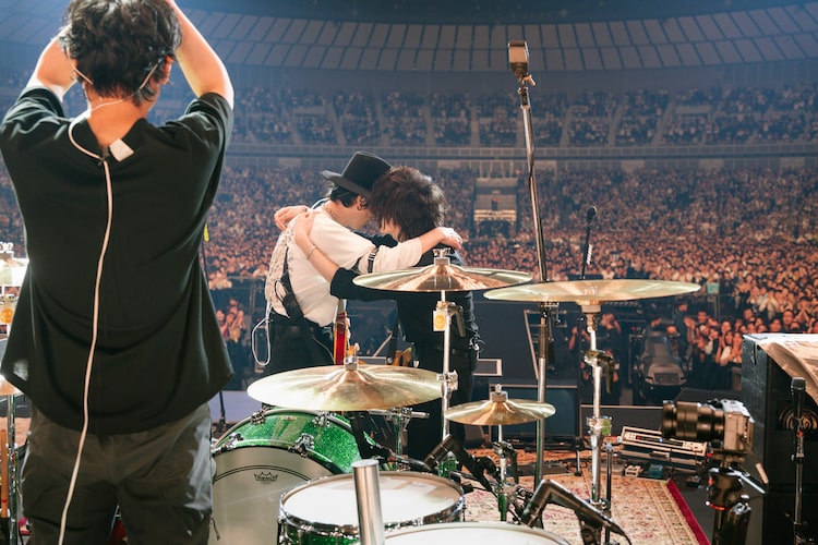 抱き合う野田洋次郎と藤原基央。（撮影：太田好治）