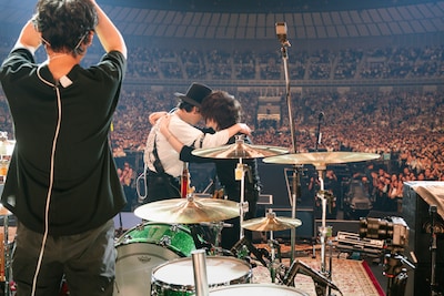 抱き合う野田洋次郎と藤原基央。（撮影：太田好治）