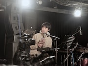 「TEAM」のジャケットを客席に見せる蓮沼執太。（撮影：永田崚）