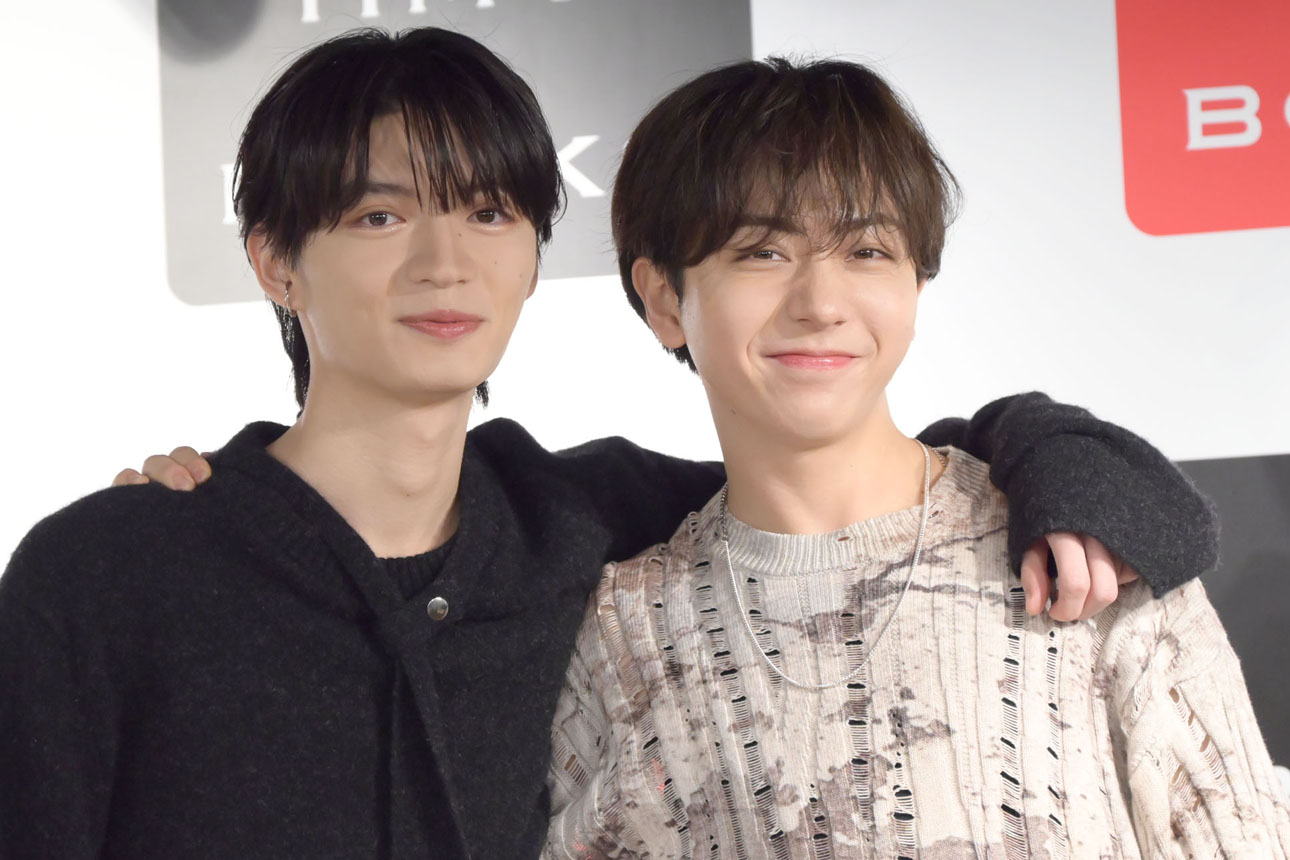 肩組みポーズでニヤッと笑う杢代和人と長野凌大。