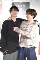 「握力強いのよ！」とボヤく杢代和人（左）と笑う長野凌大（右）。