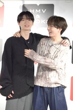 「握力強いのよ！」とボヤく杢代和人（左）と笑う長野凌大（右）。