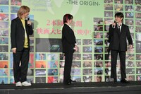 「ライブが始まる直前の僕の顔見ました？」とアピールする若井滉斗（G）。