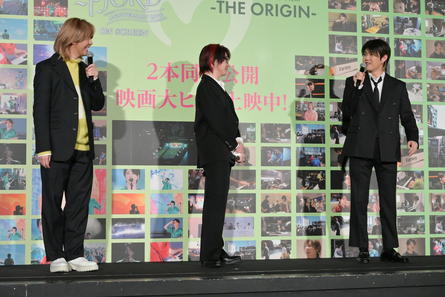 「ライブが始まる直前の僕の顔見ました？」とアピールする若井滉斗（G）。