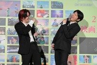 「コロンブス」演奏シーンを再現する大森元貴（Vo, G）と若井滉斗（G）。