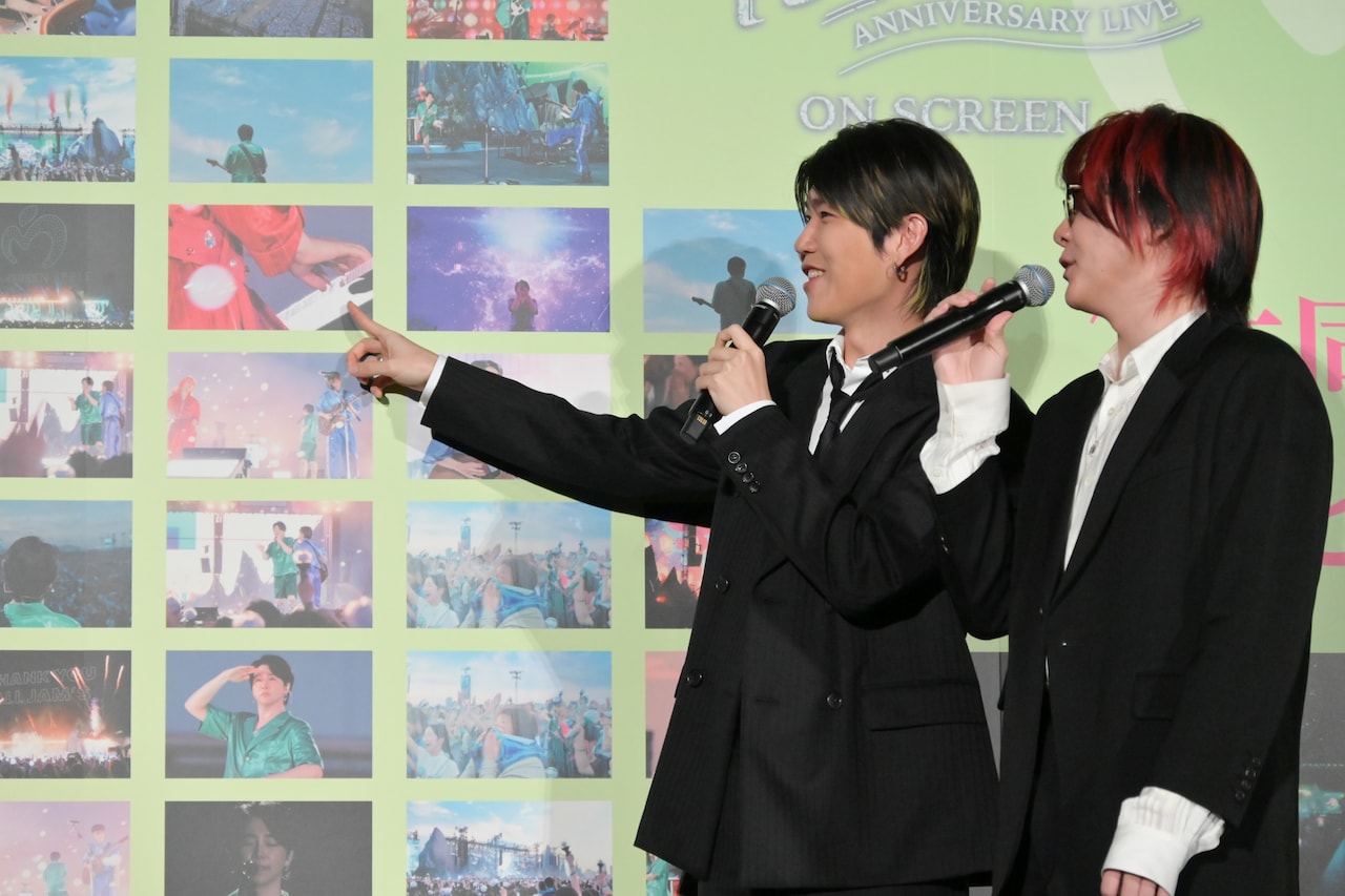 鍵盤を弾く藤澤涼架（Key）の手元が気になる若井滉斗（G）と大森元貴