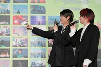 鍵盤を弾く藤澤涼架（Key）の手元が気になる若井滉斗（G）と大森元貴（Vo, G）。