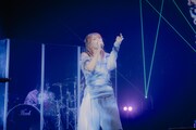 ikura（Vo）。「YOASOBI HALL TOUR 2025 WANDARA」沖縄公演より。（Photo by Kazuki Iwabuchi）