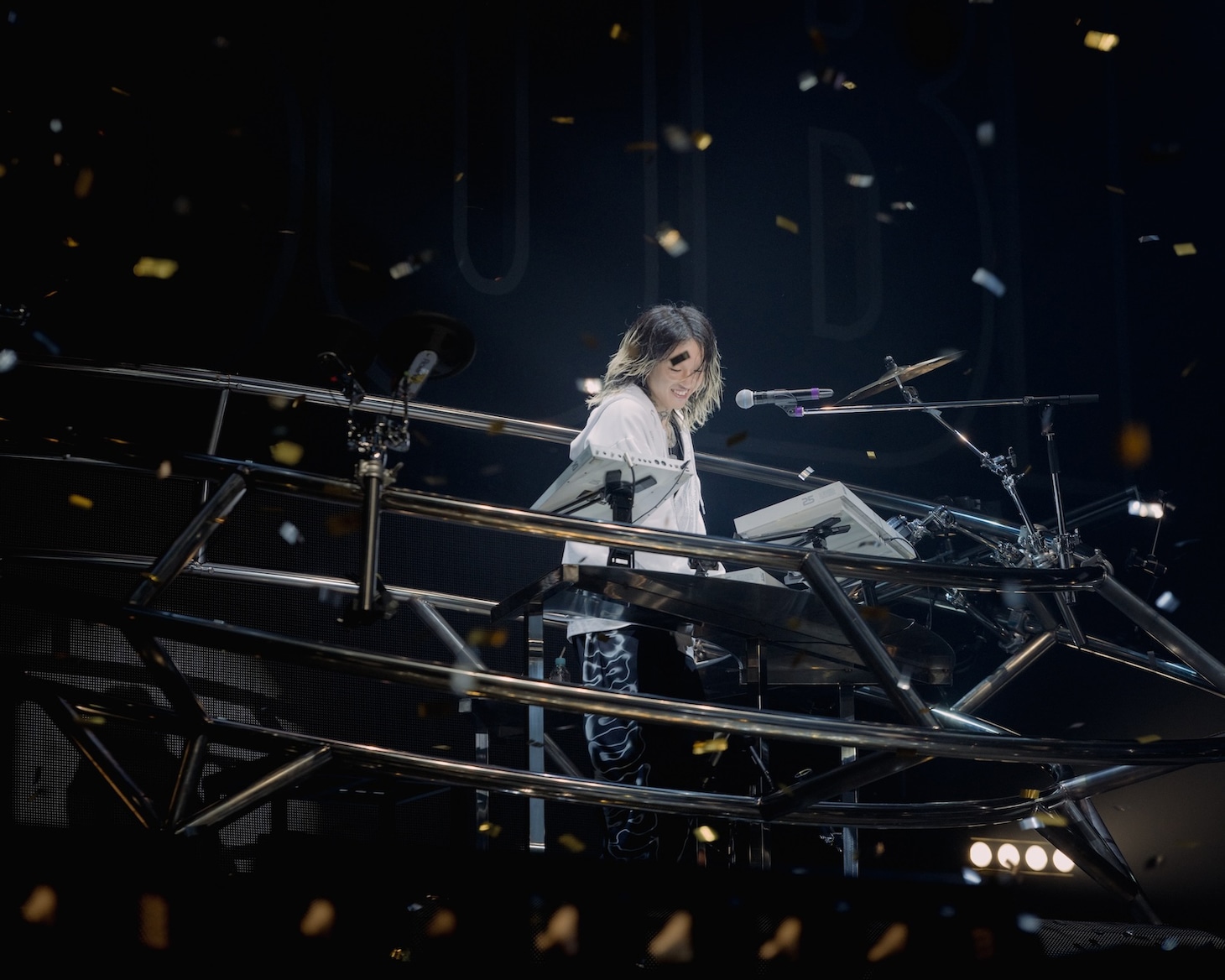 Ayase（Composer）。「YOASOBI HALL TOUR 2025 WANDARA」沖縄公演より。（Photo by Kazuki Iwabuchi）