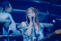 ikura（Vo）。「YOASOBI HALL TOUR 2025 WANDARA」沖縄公演より。（Photo by Kazuki Iwabuchi）