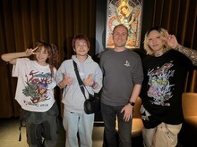 渡辺淳之介、YOASOBIのikuraとAyase、JPU Recordsのトム・スミス（ロンドンで撮影）。