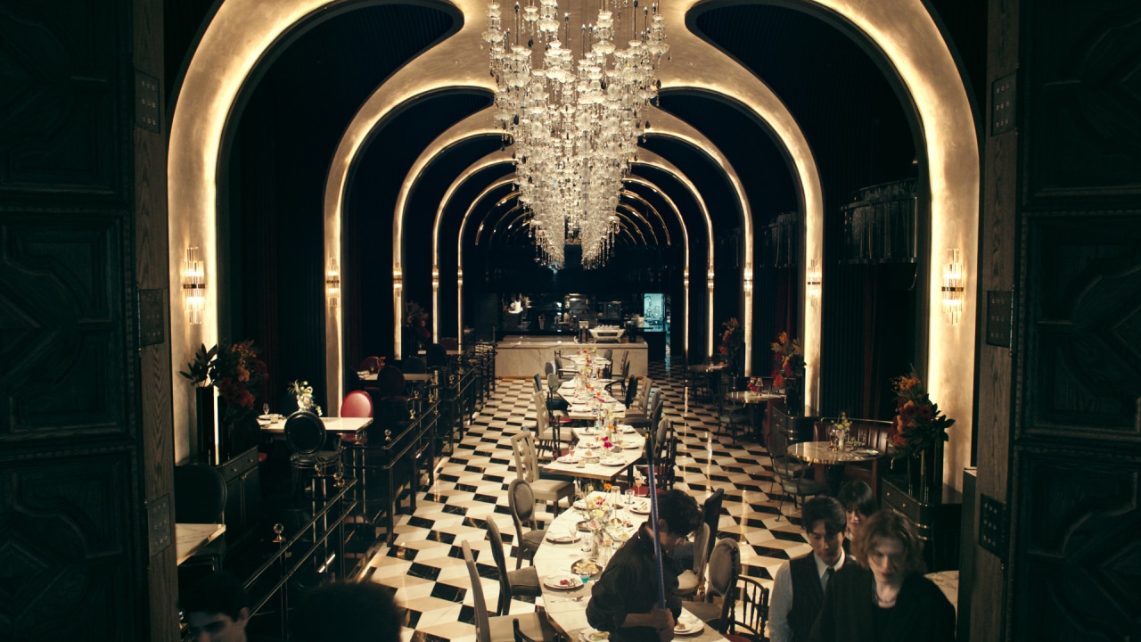 V（BTS）が出演するパラダイスシティの新テレビCM「FEEL YOUR PARADISE」編より。