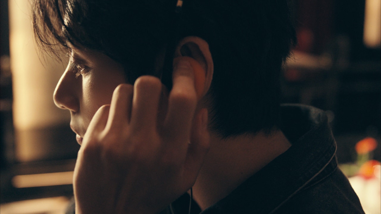 V（BTS）が出演するパラダイスシティの新テレビCM「FEEL YOUR PARADISE」編より。