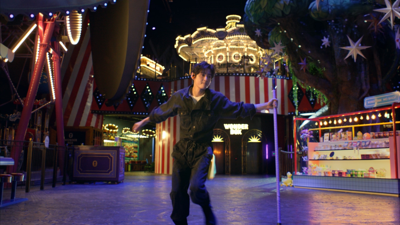 V（BTS）が出演するパラダイスシティの新テレビCM「FEEL YOUR PARADISE」編より。