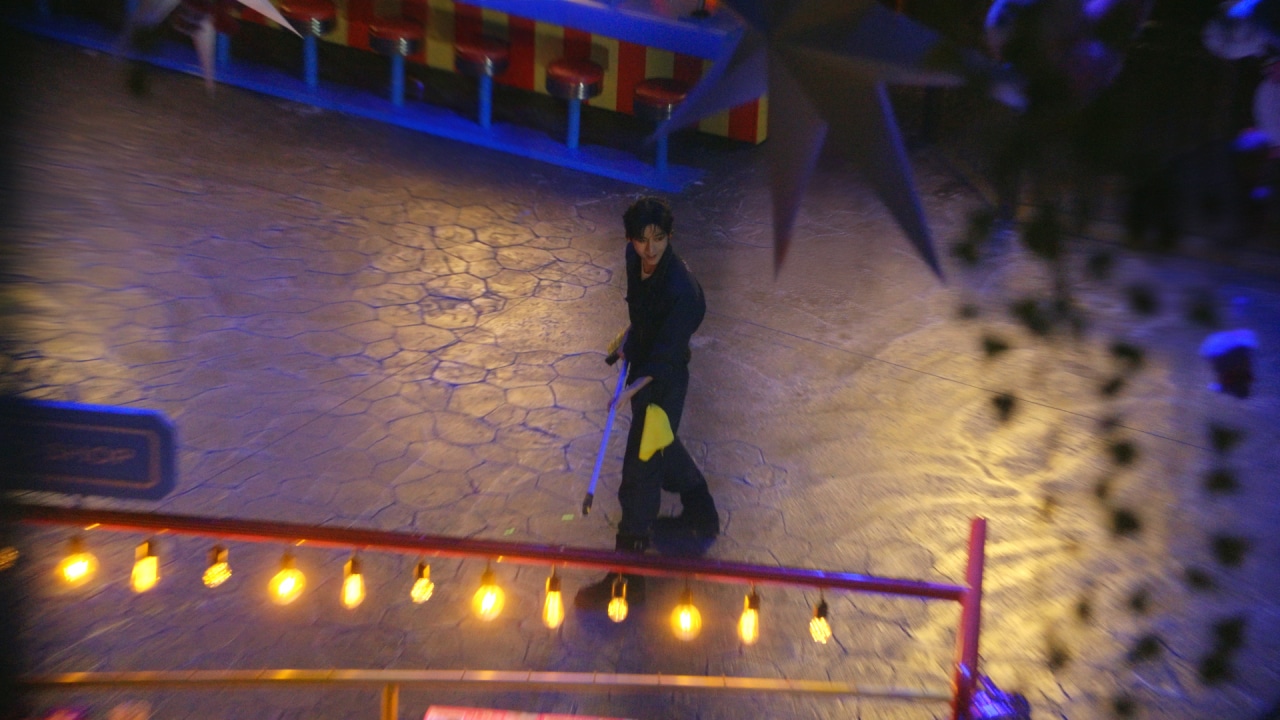 V（BTS）が出演するパラダイスシティの新テレビCM「FEEL YOUR PARADISE」編より。