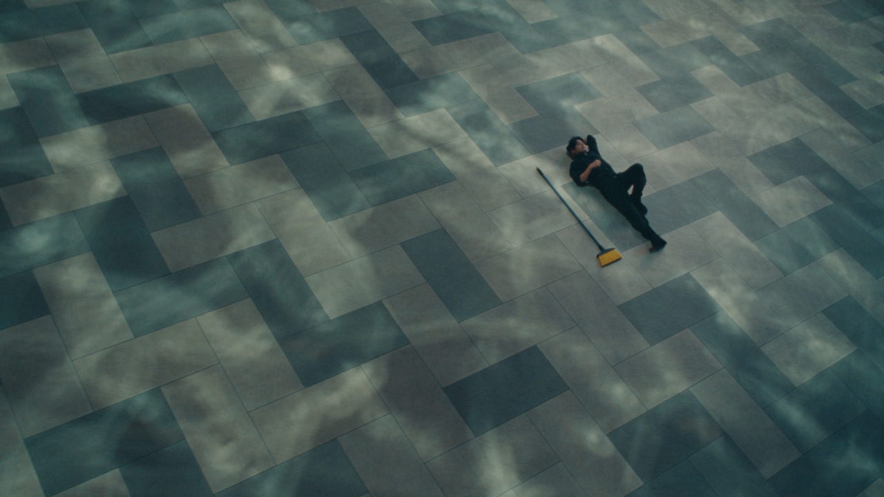 V（BTS）が出演するパラダイスシティの新テレビCM「FEEL YOUR PARADISE」編より。