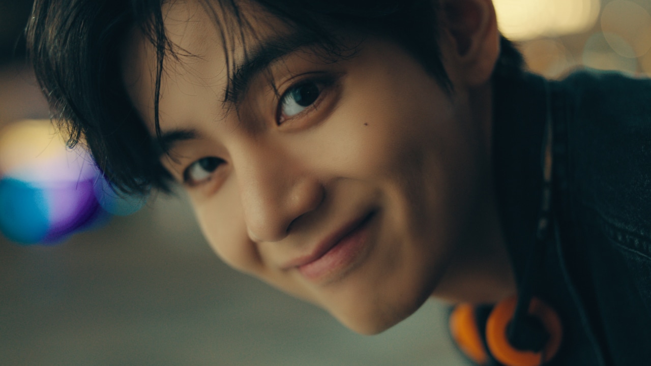 V（BTS）が出演するパラダイスシティの新テレビCM「FEEL YOUR PARADISE」編より。