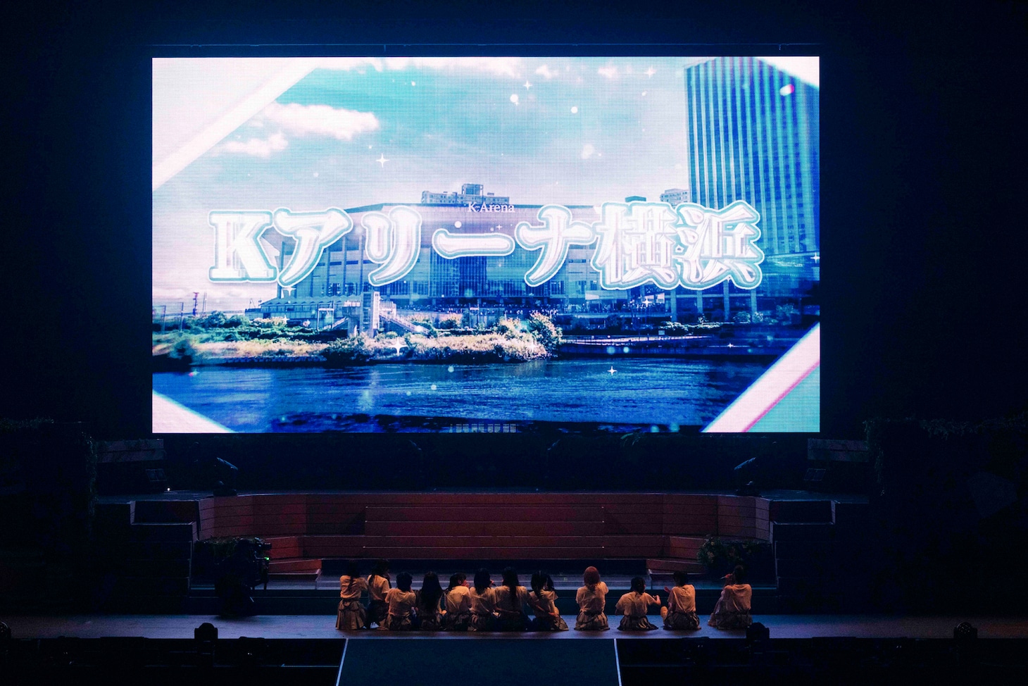 7周年コンサート開催決定の特報映像を観る≠MEメンバー。