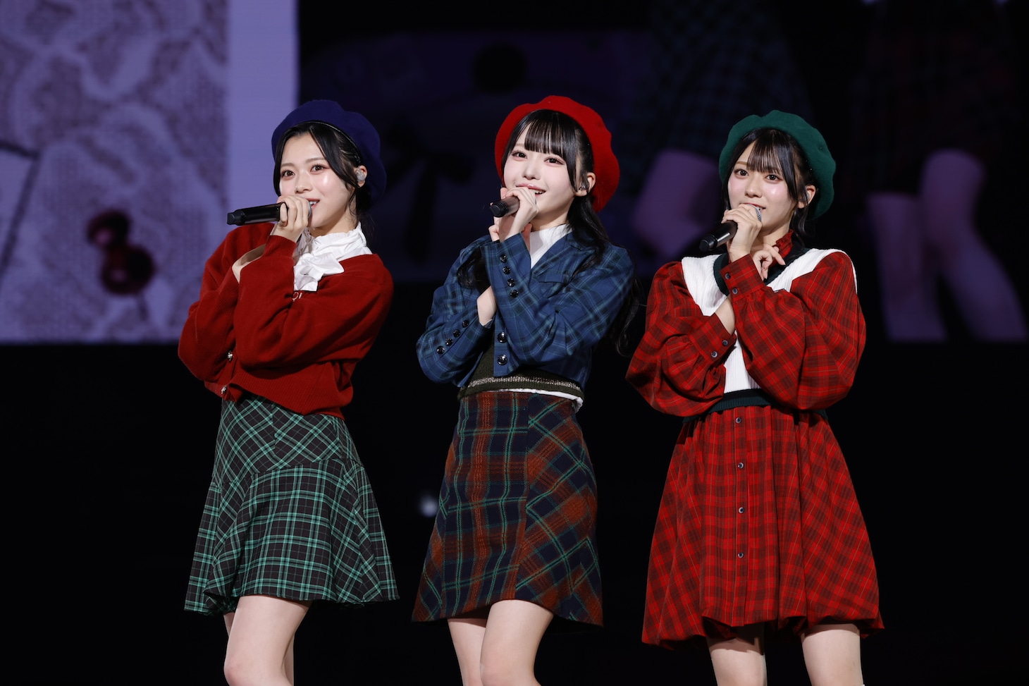 「だだだ、だって。」を披露する村山結香、市原愛弓、大信田美月。©YOANI