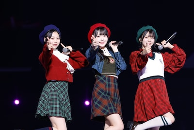 「だだだ、だって。」を披露する村山結香、市原愛弓、大信田美月。©YOANI