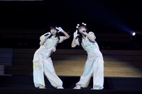 「0120お助け屋さん」を披露する山野愛月と天野香乃愛。©YOANI