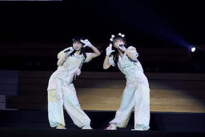 「0120お助け屋さん」を披露する山野愛月と天野香乃愛。©YOANI