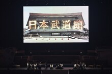 東京・日本武道館公演の開催決定を告げる特報映像に驚く≒JOY。©YOANI