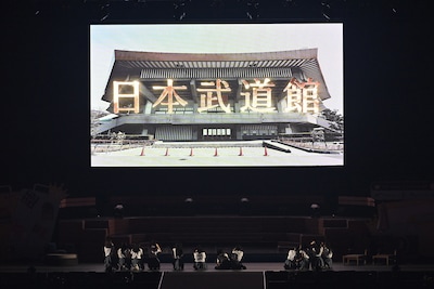 東京・日本武道館公演の開催決定を告げる特報映像に驚く≒JOY。©YOANI