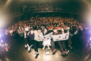 「あたらよ『夢語り Yume-gatari』TOUR 2025」ファイナル公演より、集合写真を撮るあたらよ。（撮影：タカギユウスケ ）