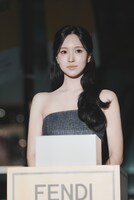 点灯スイッチを前にやや緊張した面持ちのミナ（TWICE、MISAMO）。