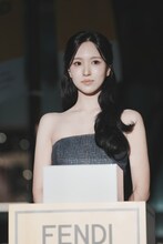 点灯スイッチを前にやや緊張した面持ちのミナ（TWICE、MISAMO）。