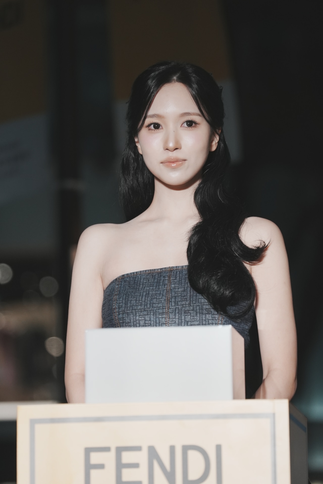 点灯スイッチを前にやや緊張した面持ちのミナ（TWICE、MISAMO）。