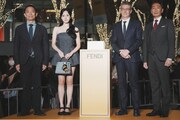 左から渋谷区長の長谷部健氏、ミナ（TWICE、MISAMO）、LVMH モエ ヘネシー・ルイ・ヴィトン・ジャパン職務執行者社長のノルベール ・ルレ氏、原宿表参道欅会理事長の松本ルキ氏。