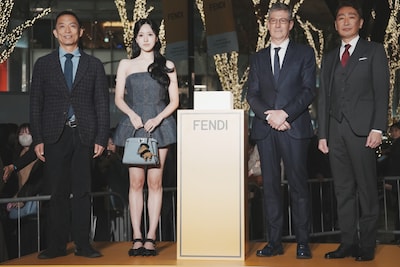 左から渋谷区長の長谷部健氏、ミナ（TWICE、MISAMO）、LVMH モエ ヘネシー・ルイ・ヴィトン・ジャパン職務執行者社長のノルベール ・ルレ氏、原宿表参道欅会理事長の松本ルキ氏。