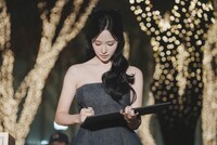 パネルにサインを入れるミナ（TWICE、MISAMO）。