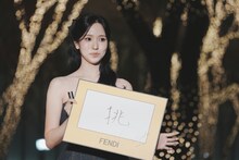 今年を表す漢字を発表するミナ（TWICE、MISAMO）。