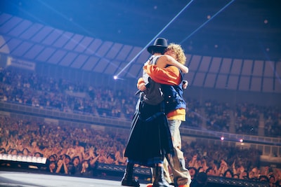 ハグをする野田洋次郎とVaundy（撮影：日吉"JP"純平）