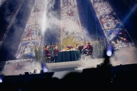 食卓ごとステージ上空から降下してきたONE N' ONLY。