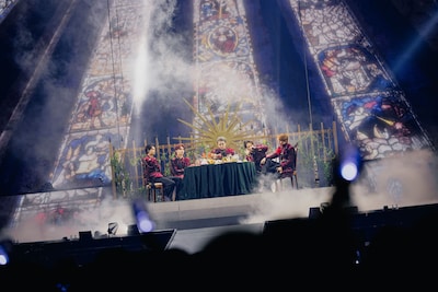 食卓ごとステージ上空から降下してきたONE N' ONLY。