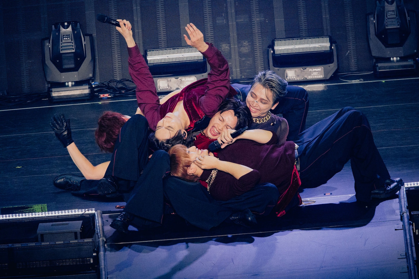 ステージ上に折り重なるONE N' ONLY。