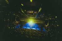 「秋山黄色 LIVE HOUSE TOUR 『鬼奏本能』」大阪・GORILLA HALL OSAKA公演の様子。