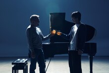 「ドビュッシーが弾けるまで」より。左から國村隼演じる渡会喜一郎、尾崎匠海演じる佐々木匠。