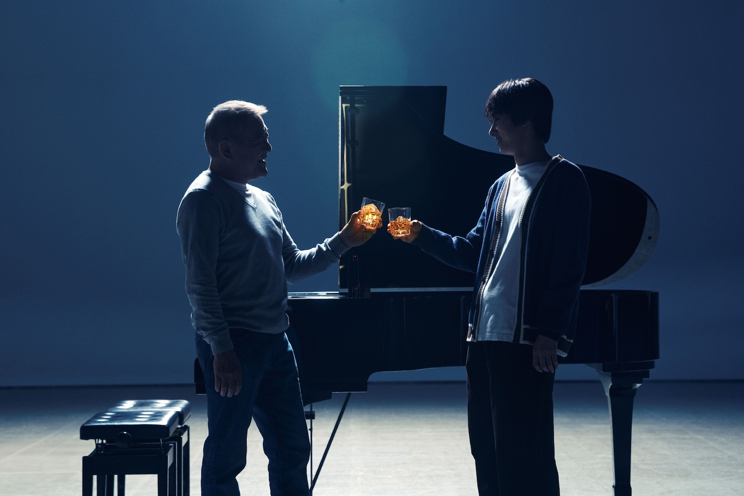 「ドビュッシーが弾けるまで」より。左から國村隼演じる渡会喜一郎、尾崎匠海演じる佐々木匠。