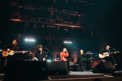 「家入レオ TOUR 2025 ～bulb～」中盤のアコースティックセッションの様子。（Photo by Kosuke Ito）