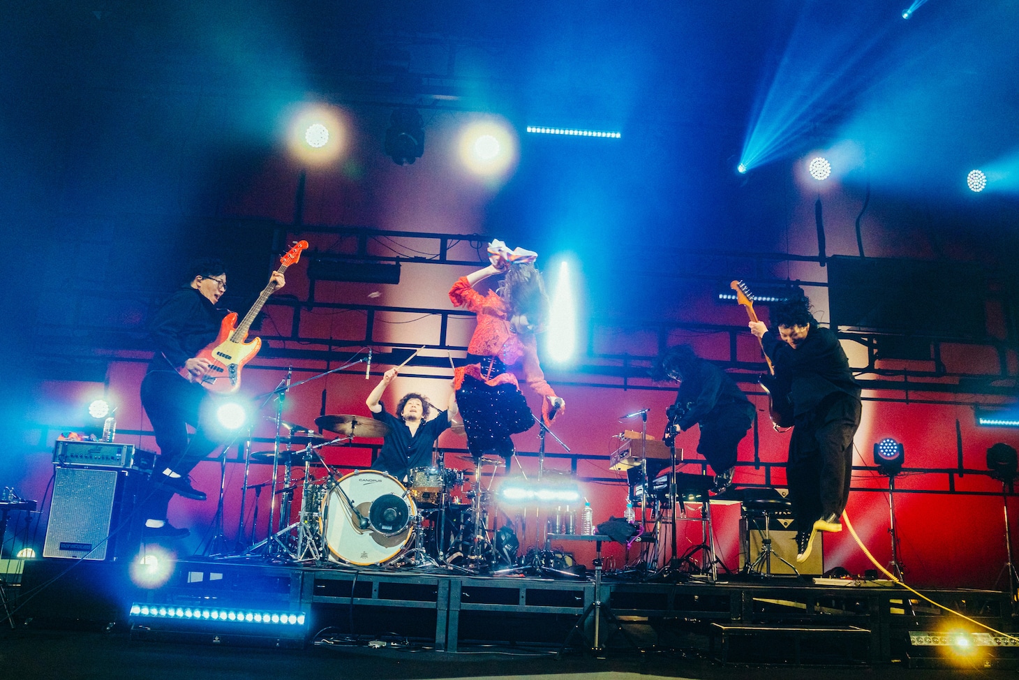 バンドメンバーと一緒にジャンプする家入レオ。（Photo by Kosuke Ito）