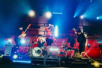 バンドメンバーと一緒にジャンプする家入レオ。（Photo by Kosuke Ito）