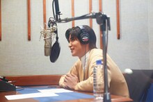 ナレーションに臨む目黒蓮（Snow Man）。