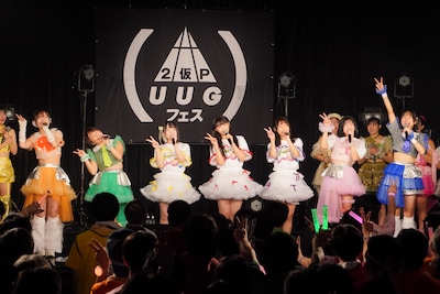 新体制初の挨拶を決めるアップアップガールズ（２）。